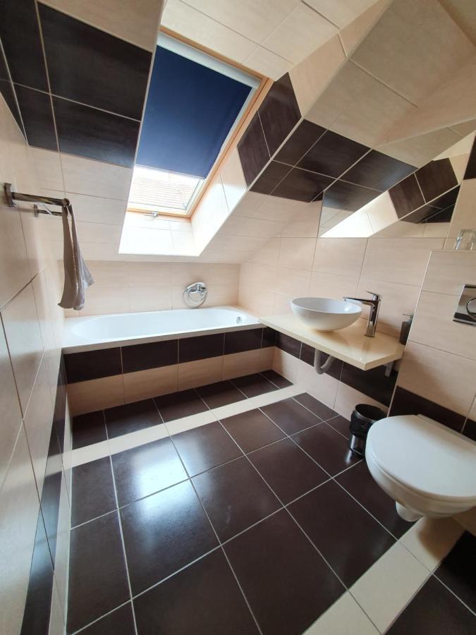 Hôtel Wolf Apartman101, Wolf Apartman 102 à Sárvár Extérieur photo